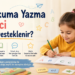 İlkokuma yazma öğrenen çocuğuna yardım eden anne ve masadaki materyaller.